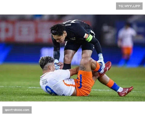 山东泰山阿尔瓦罗关键铲抢封堵必进球，赛后获王大雷拥抱鼓励